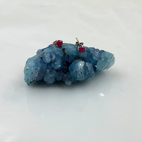 Vtg.Silver 4 Prong Set With Posts InThe Center Of These Beautiful Ruby Earrings - Picture 6 of 6